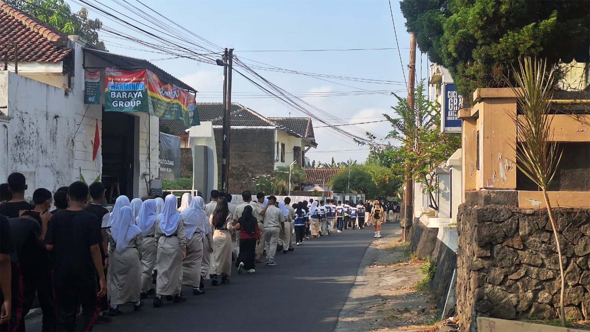 Ajak Siswa Jalan Sehat, Cara SMPN 5 Depok Tanamkan Gaya Hidup Sehat Sejak Dini
